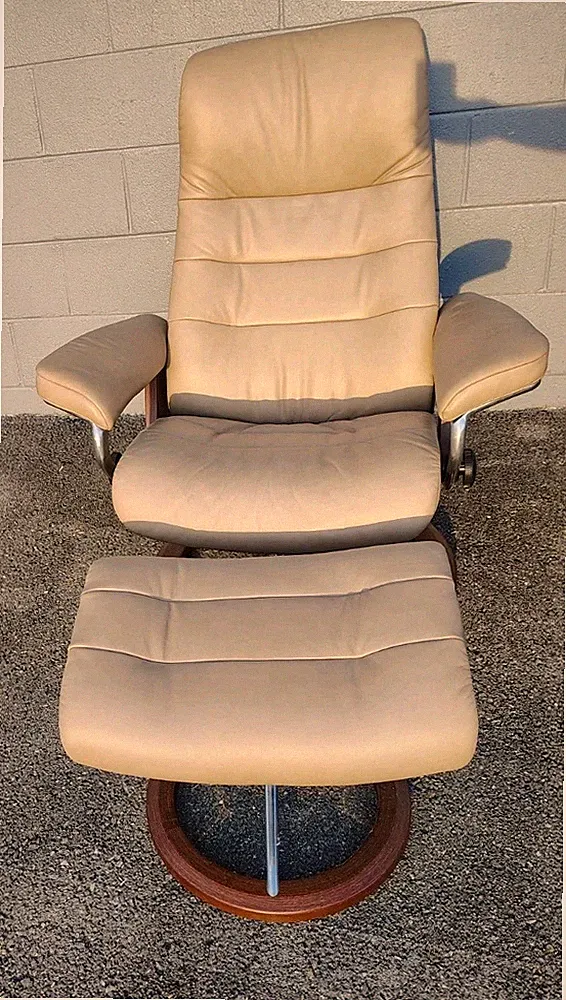 2022 Ekornes Stressless Medium Signature Base Leather Recliner Chair & Ottoman