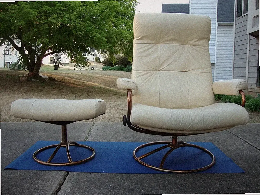 Ekornes Stressless Recliner Chair & Ottoman, White Leather, Alloy Base (Read AD)