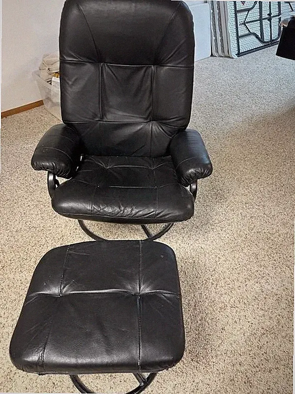 MID-CENTURY VINTAGE BLACK LEATHER STRESSLESS RECLINER WITH BLACK BASE
